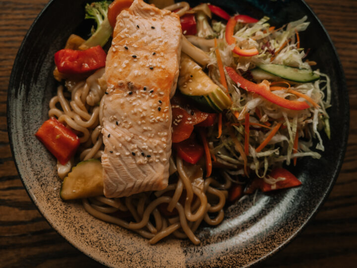 Gebratene Udon-Nudeln mit gegrilltem Lachsfilet