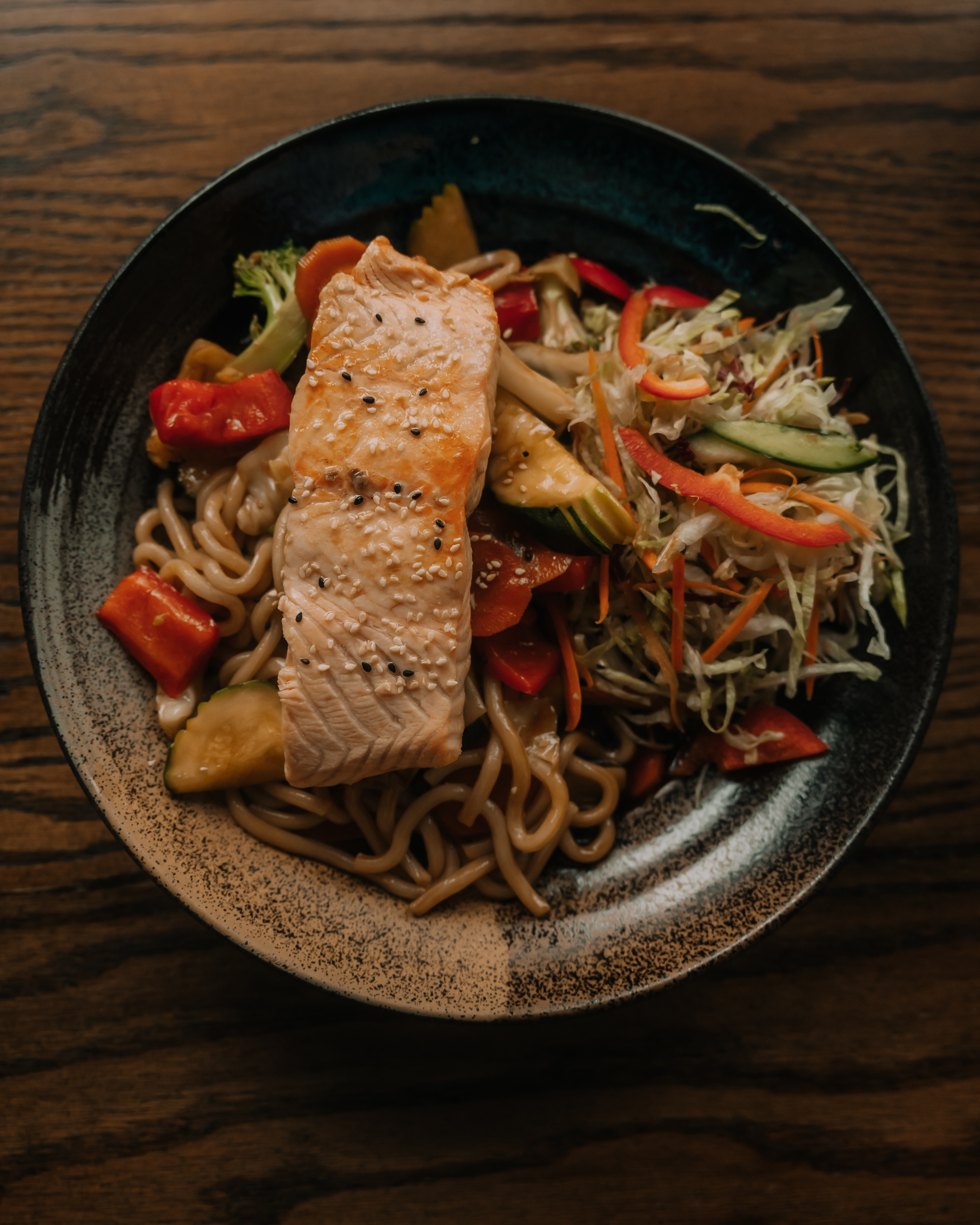 Gebratene Udon-Nudeln mit gegrilltem Lachsfilet